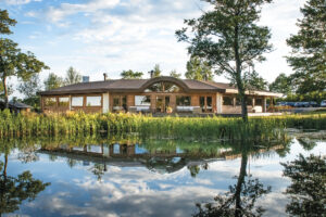 Hovedbygningen på Ribehøj, hvor administration, restaurant og reception er samlet.